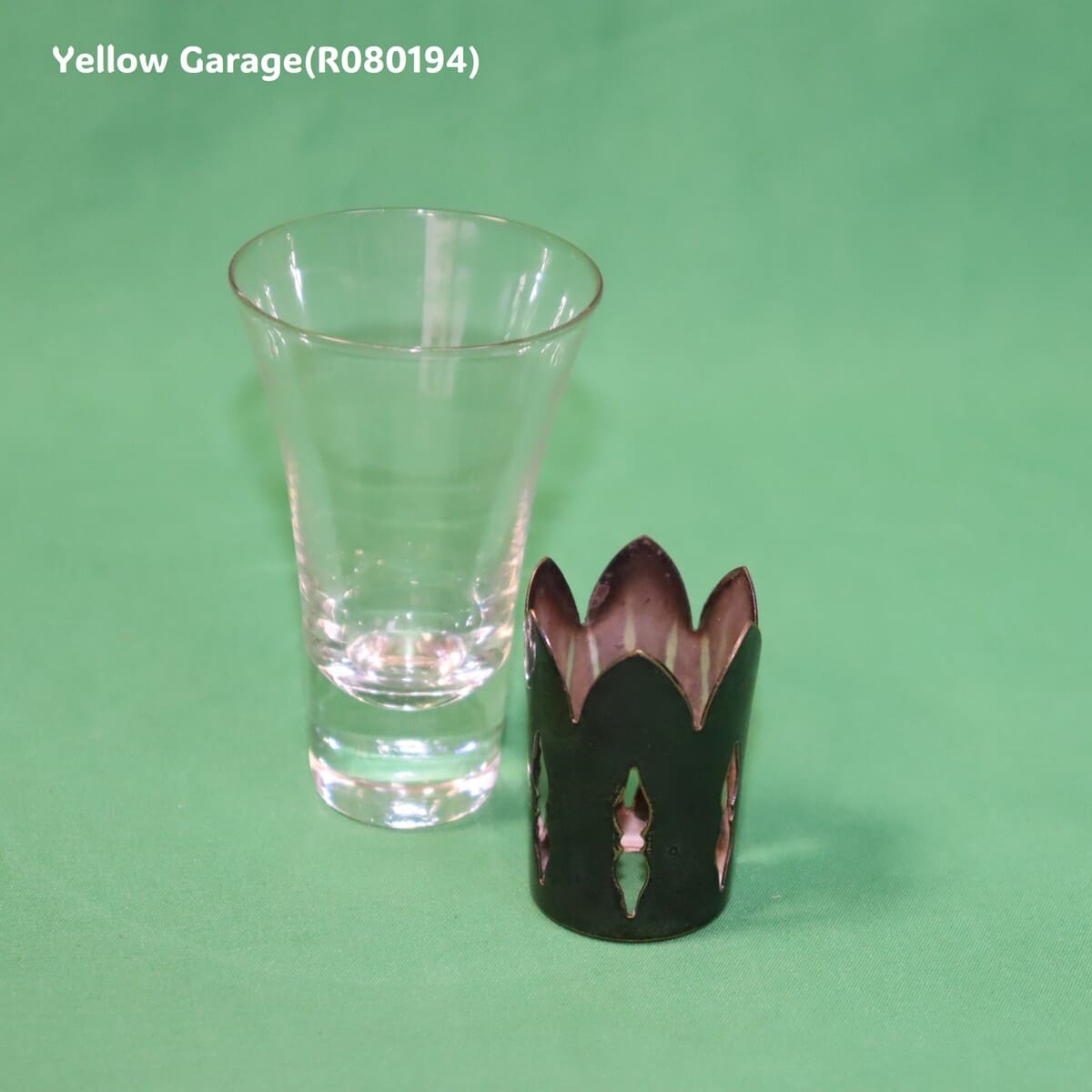 透明感のあるガラスにシルバー調の袴（はかま）を合わせた趣深いアンティークグラス4個セット_別々立っている