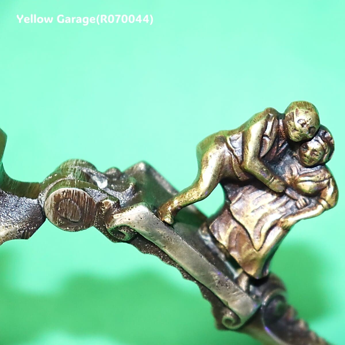 アンティーク 真鍮製ナッツクラッカー／抱擁する男女モチーフ拡大