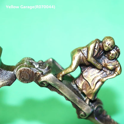 アンティーク 真鍮製ナッツクラッカー／抱擁する男女モチーフ拡大