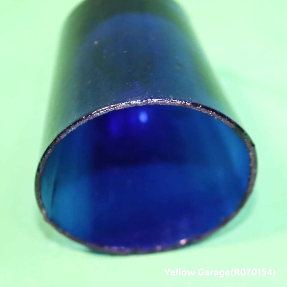 美しいブルーガラスのカップ＿口アップ下
