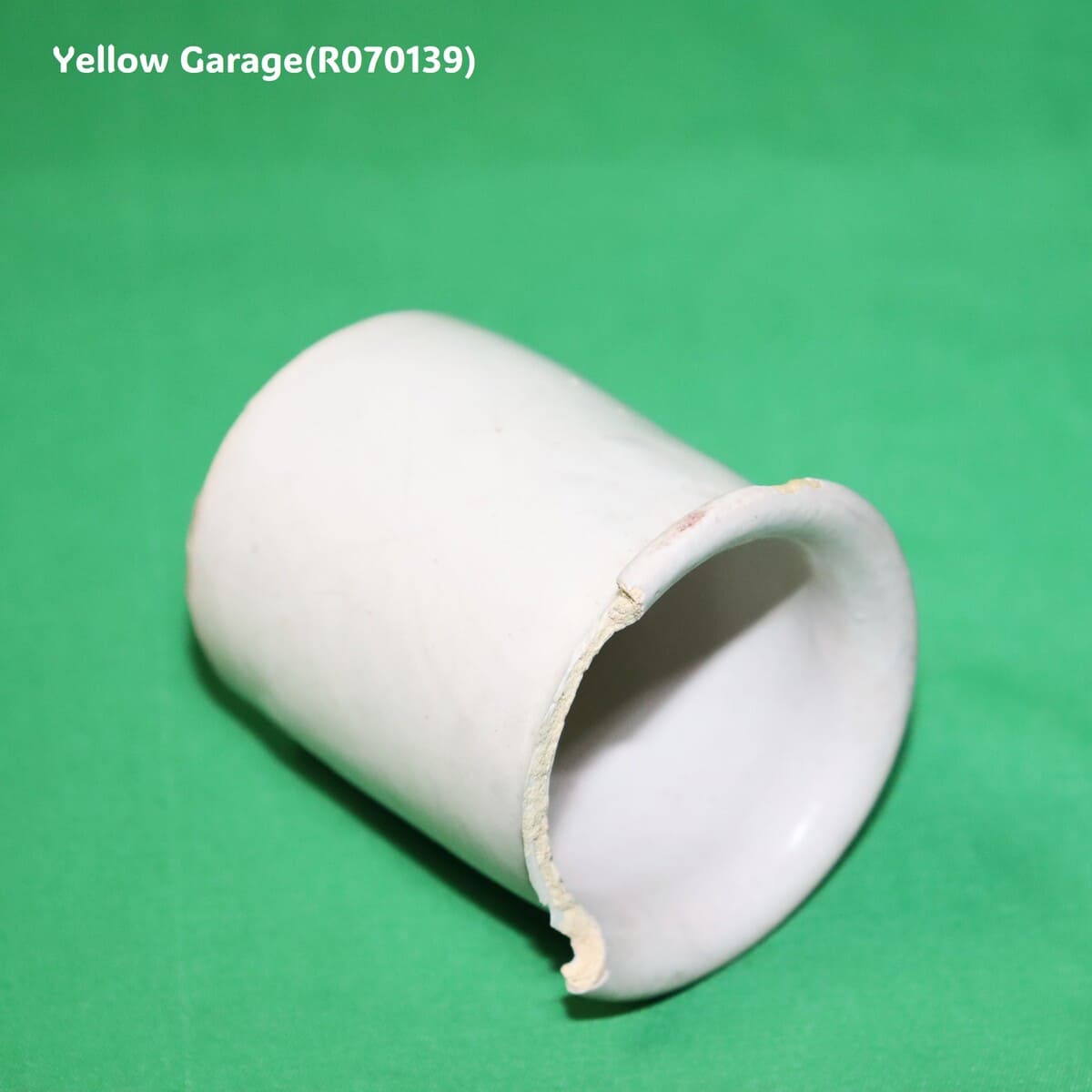 白釉の小さなアンティーク陶器ポット_拡大口右下