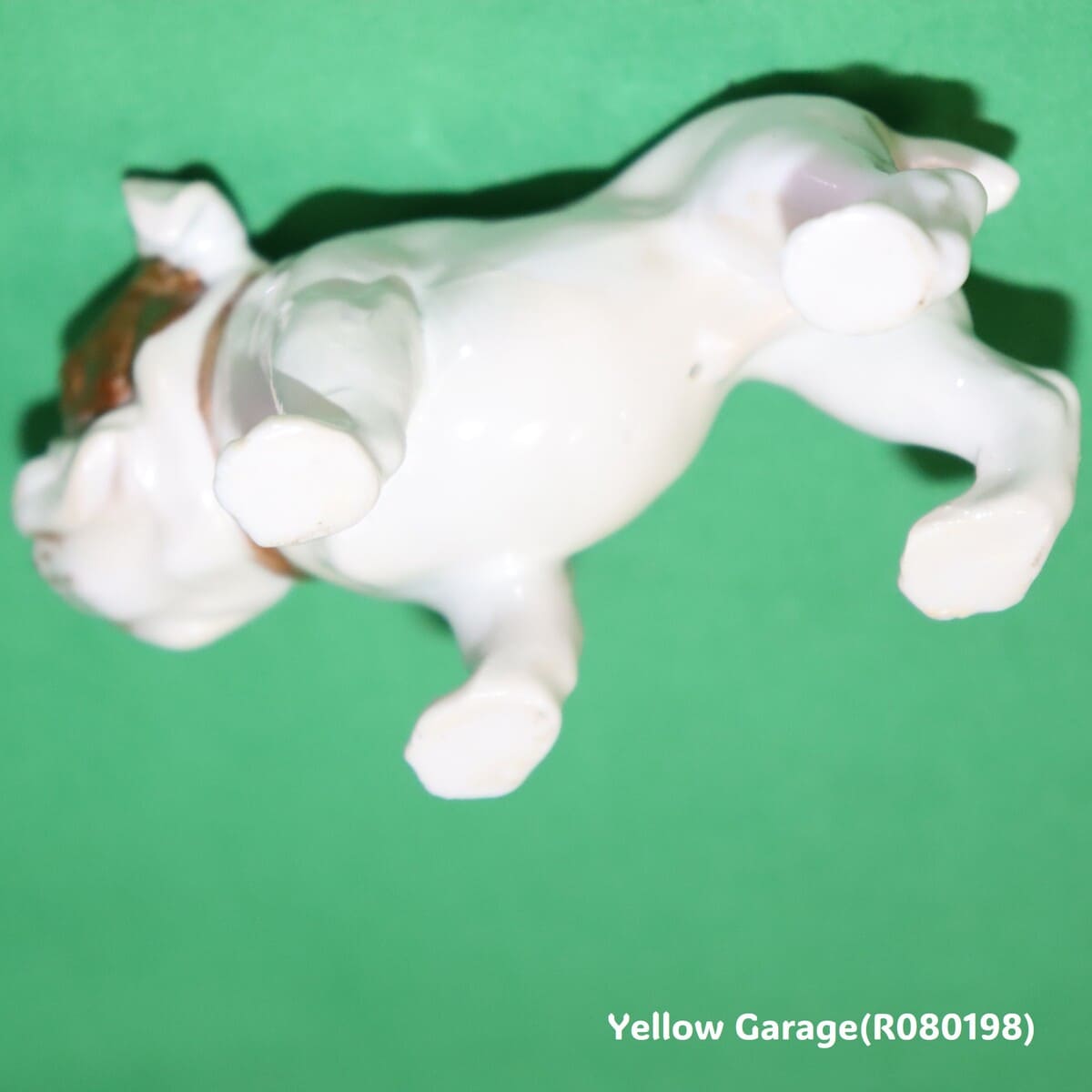 精緻な手仕事で仕上げられた陶器製ブルドッグのアンティークフィギュリン_おなな