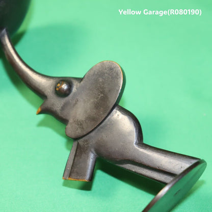 ウィーンを中心に19〜20世紀前半に制作された「ビエンナブロンズ（Vienna Bronze）」の系譜に連なるゾウをモチーフにしたトレイ付き置物＿象アップ