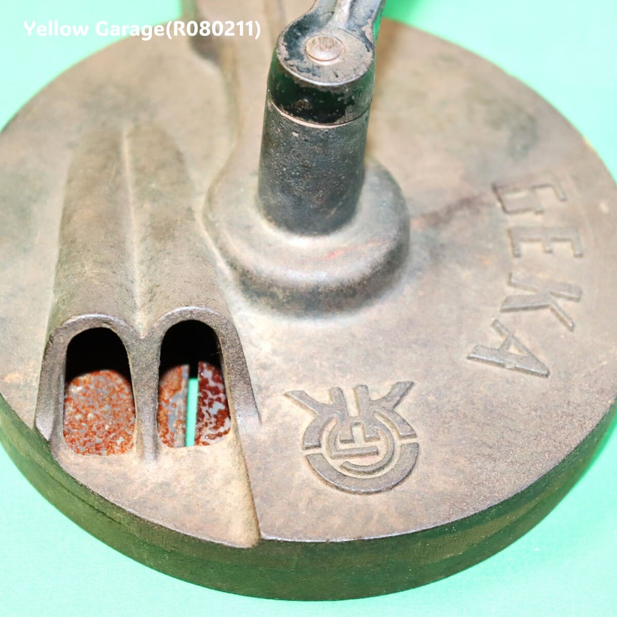 鋳鉄製の重厚な本体に手廻しハンドルとテーブル固定用クランプを備えたアンティークのグリーンビーンカッター（野菜裁断機）＿アップ下