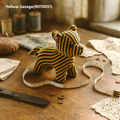 ヨーロッパ製と思われるメジャー付きぬいぐるみで、主に裁縫用として使用されていたアンティーク品です。AI生成