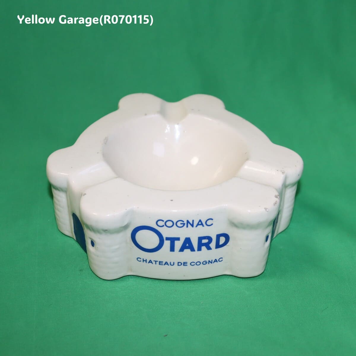 フランス・コニャックの老舗ブランド「OTARD（オタール）」のアンティーク灰皿です。ボディ全体がシャトー・ド・コニャック（コニャック城）をモチーフにしたユニークな形状で、重厚かつクラシックな佇まいが魅力です。