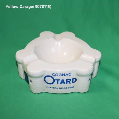 フランス・コニャックの老舗ブランド「OTARD（オタール）」のアンティーク灰皿です。ボディ全体がシャトー・ド・コニャック（コニャック城）をモチーフにしたユニークな形状で、重厚かつクラシックな佇まいが魅力です。