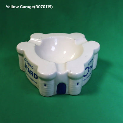 フランス・コニャックの老舗ブランド「OTARD（オタール）」のアンティーク灰皿です。ボディ全体がシャトー・ド・コニャック（コニャック城）をモチーフにしたユニークな形状で、重厚かつクラシックな佇まいが魅力です。