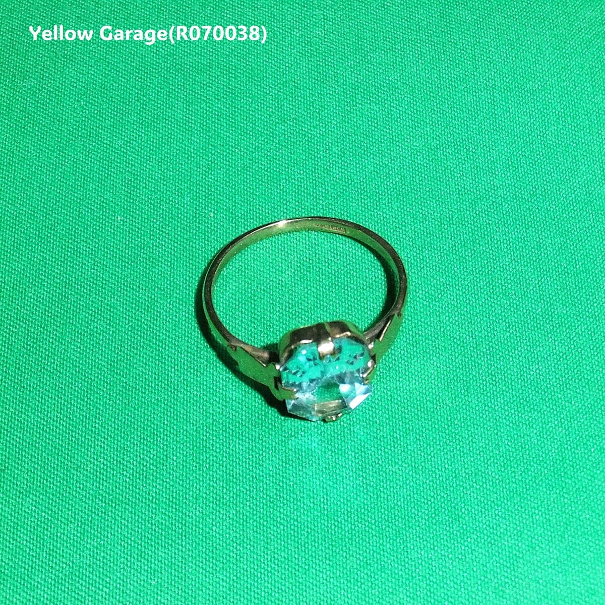 クラシカルな8本爪のセッティングに収められたオーバルカットのブルートパーズは、淡く澄んだブルーが印象的