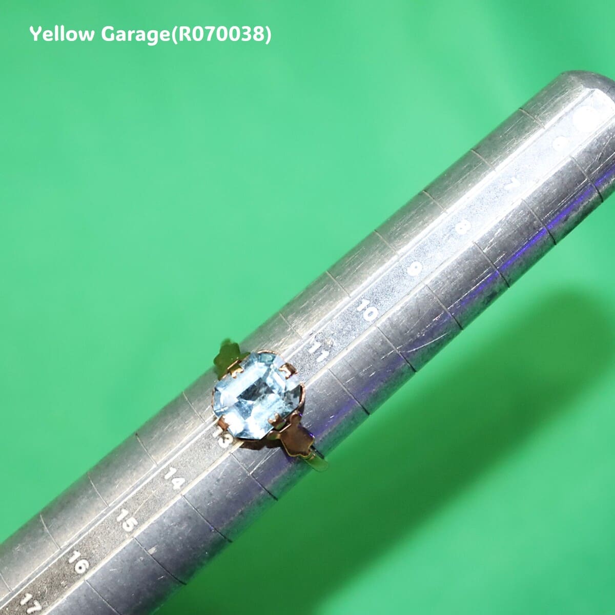 クラシカルな8本爪のセッティングに収められたオーバルカットのブルートパーズは、淡く澄んだブルーが印象的