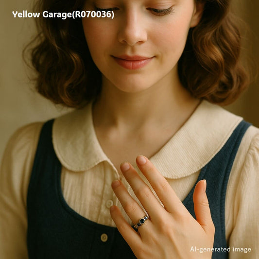 イギリス製の9金（375）のアンティーク・一文字リングで、サファイア3石とダイヤモンド6石が交互に配された繊細なデザインが特徴