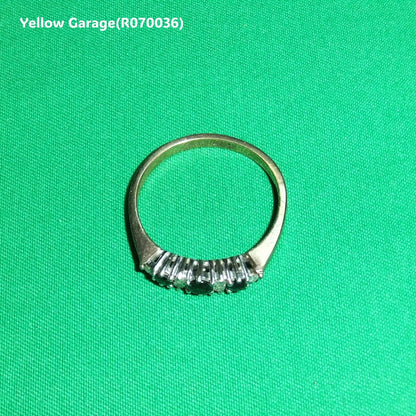 イギリス製の9金（375）のアンティーク・一文字リングで、サファイア3石とダイヤモンド6石が交互に配された繊細なデザインが特徴