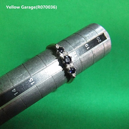 イギリス製の9金（375）のアンティーク・一文字リングで、サファイア3石とダイヤモンド6石が交互に配された繊細なデザインが特徴