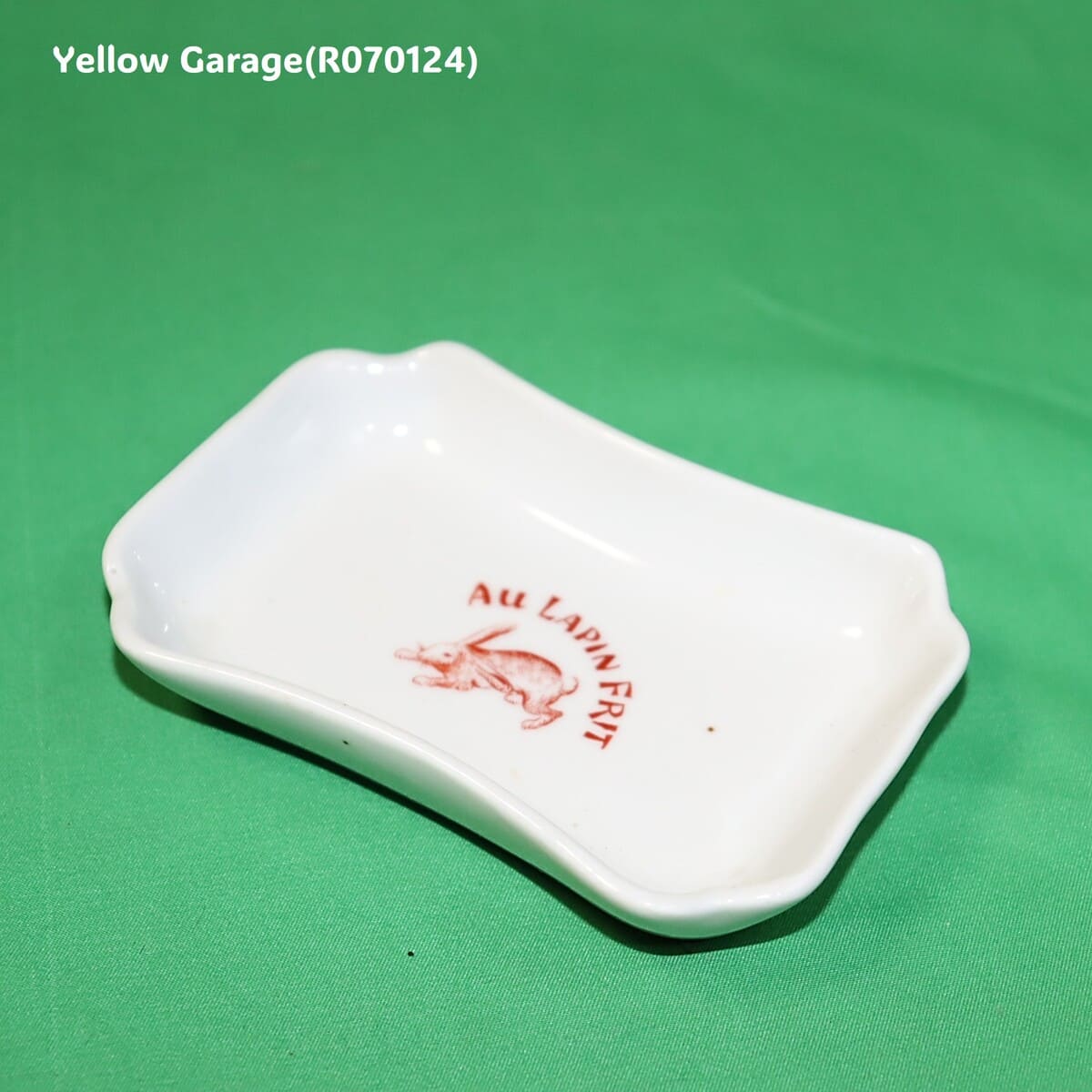 AU LAPIN FRIT（揚げウサギ）のロゴと可愛らしいウサギのイラストが特徴的＿右下がり