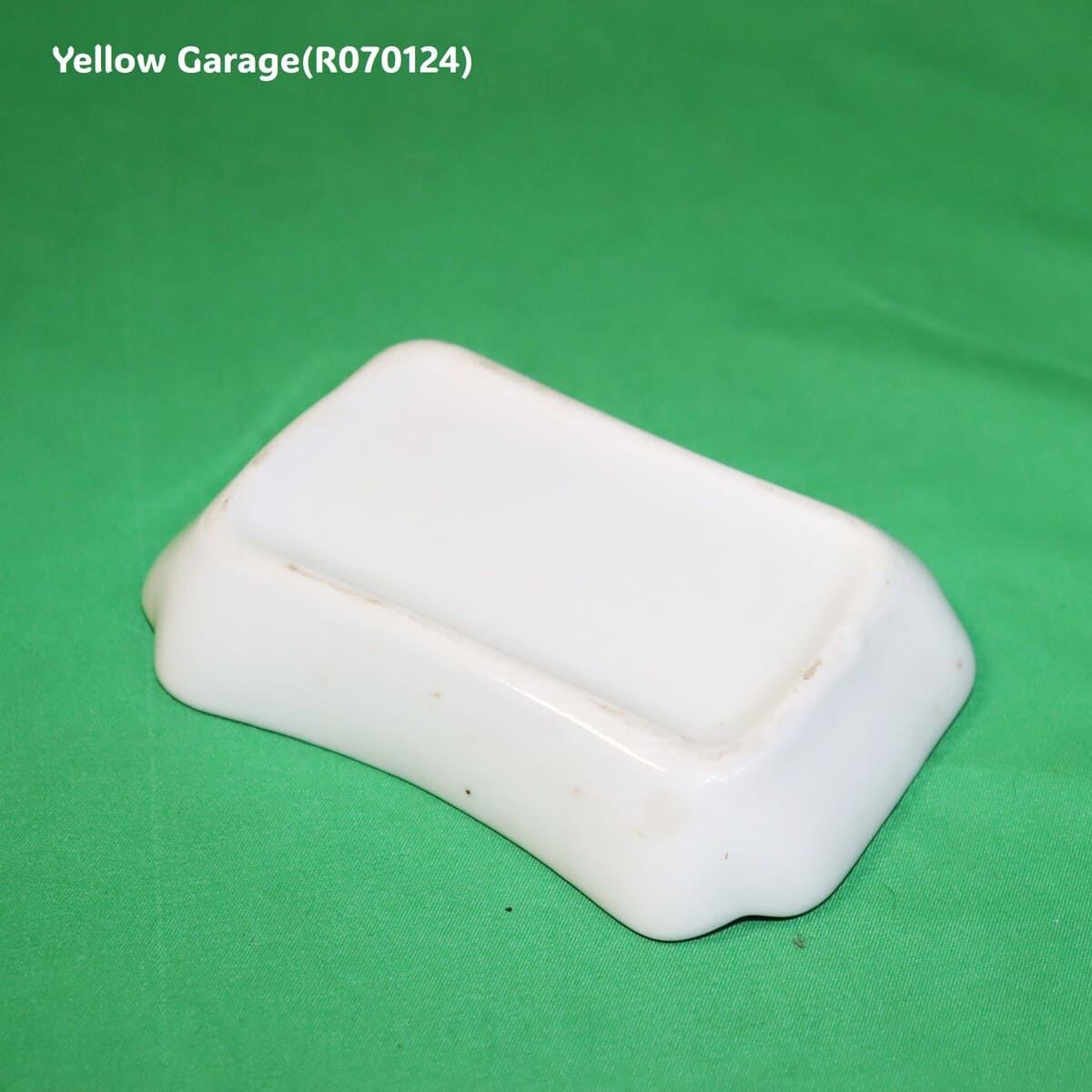 AU LAPIN FRIT（揚げウサギ）のロゴと可愛らしいウサギのイラストが特徴的＿裏