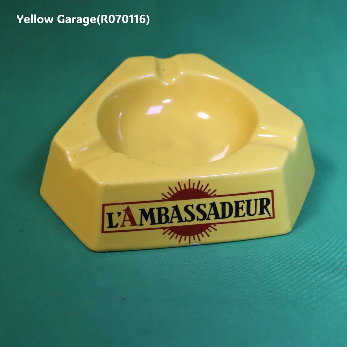 鮮やかなレモンイエローが印象的なフランスのタバコブランド「L’AMBASSADEUR」のプロモーション用アンティーク灰皿