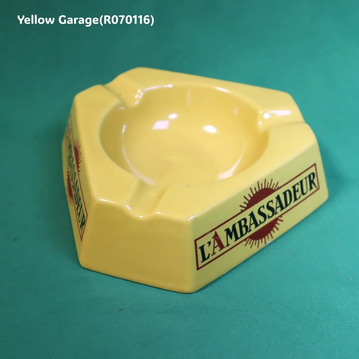 鮮やかなレモンイエローが印象的なフランスのタバコブランド「L’AMBASSADEUR」のプロモーション用アンティーク灰皿