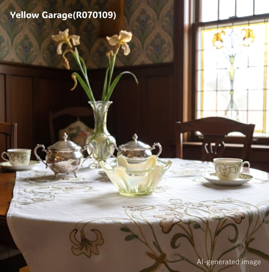 厚手のヴァセリンガラスで作られたアンティークの小鉢