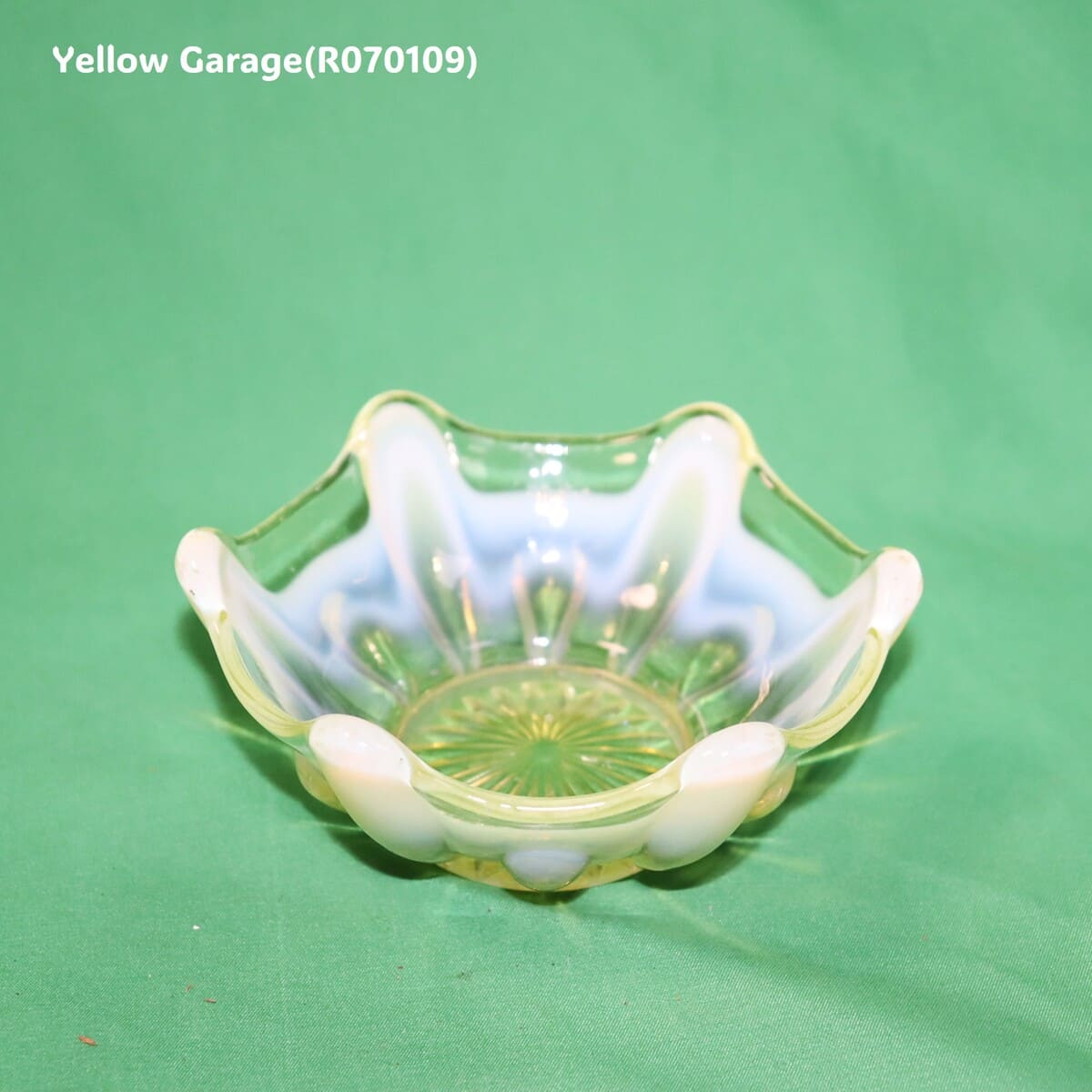 厚手のヴァセリンガラスで作られたアンティークの小鉢