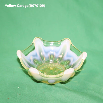 厚手のヴァセリンガラスで作られたアンティークの小鉢