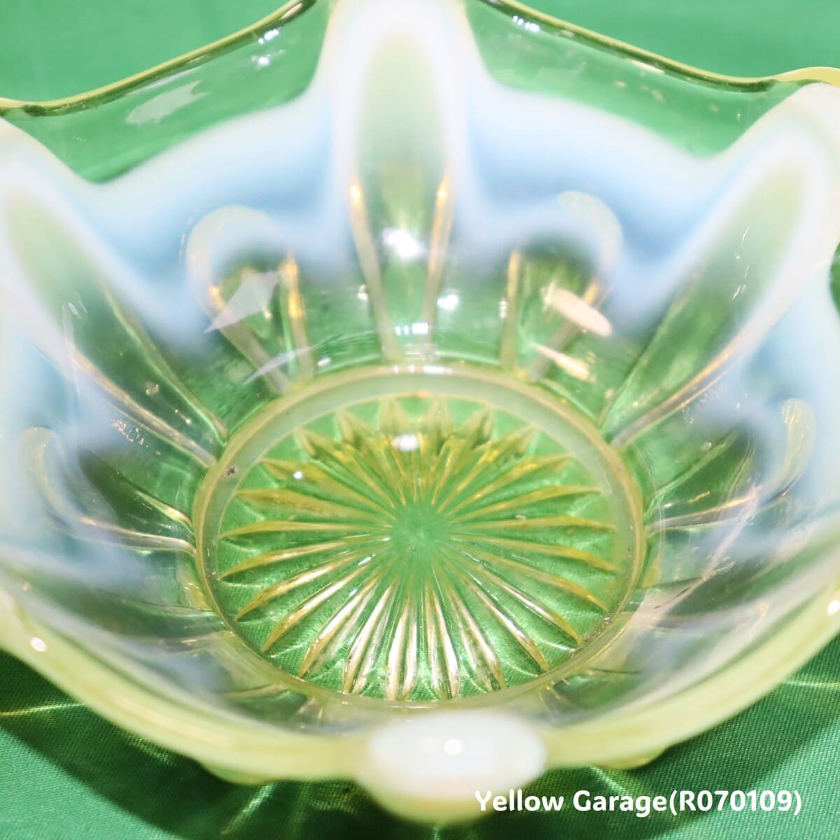 ヴァセリンガラスのクラウンボウル（推定1900年代初頭・イギリス製）