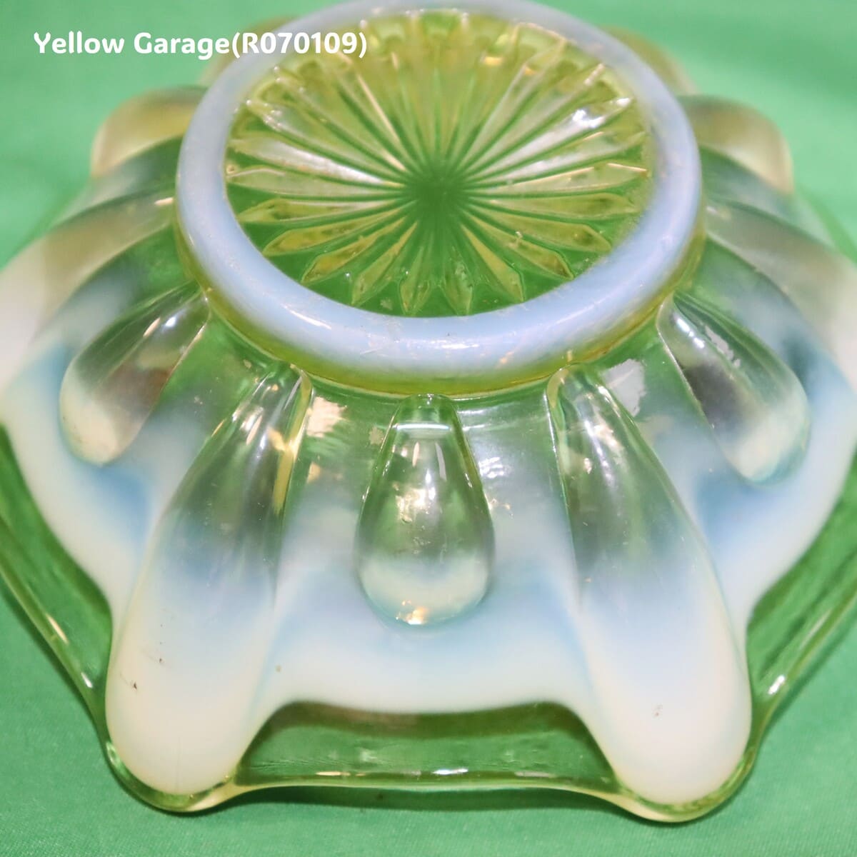 ヴァセリンガラスのクラウンボウル（推定1900年代初頭・イギリス製）