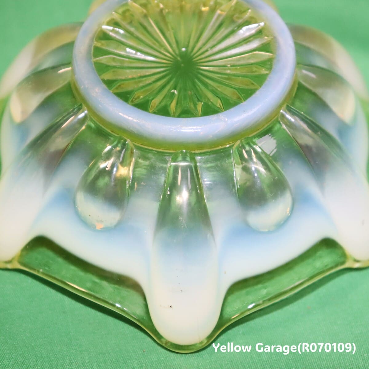 ヴァセリンガラスのクラウンボウル（推定1900年代初頭・イギリス製）