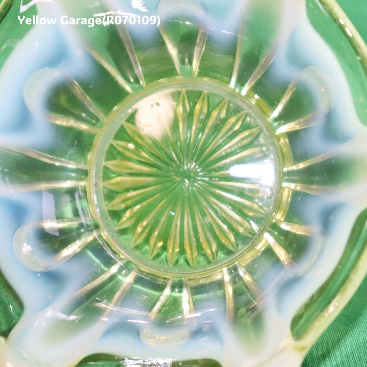 ヴァセリンガラスのクラウンボウル（推定1900年代初頭・イギリス製）