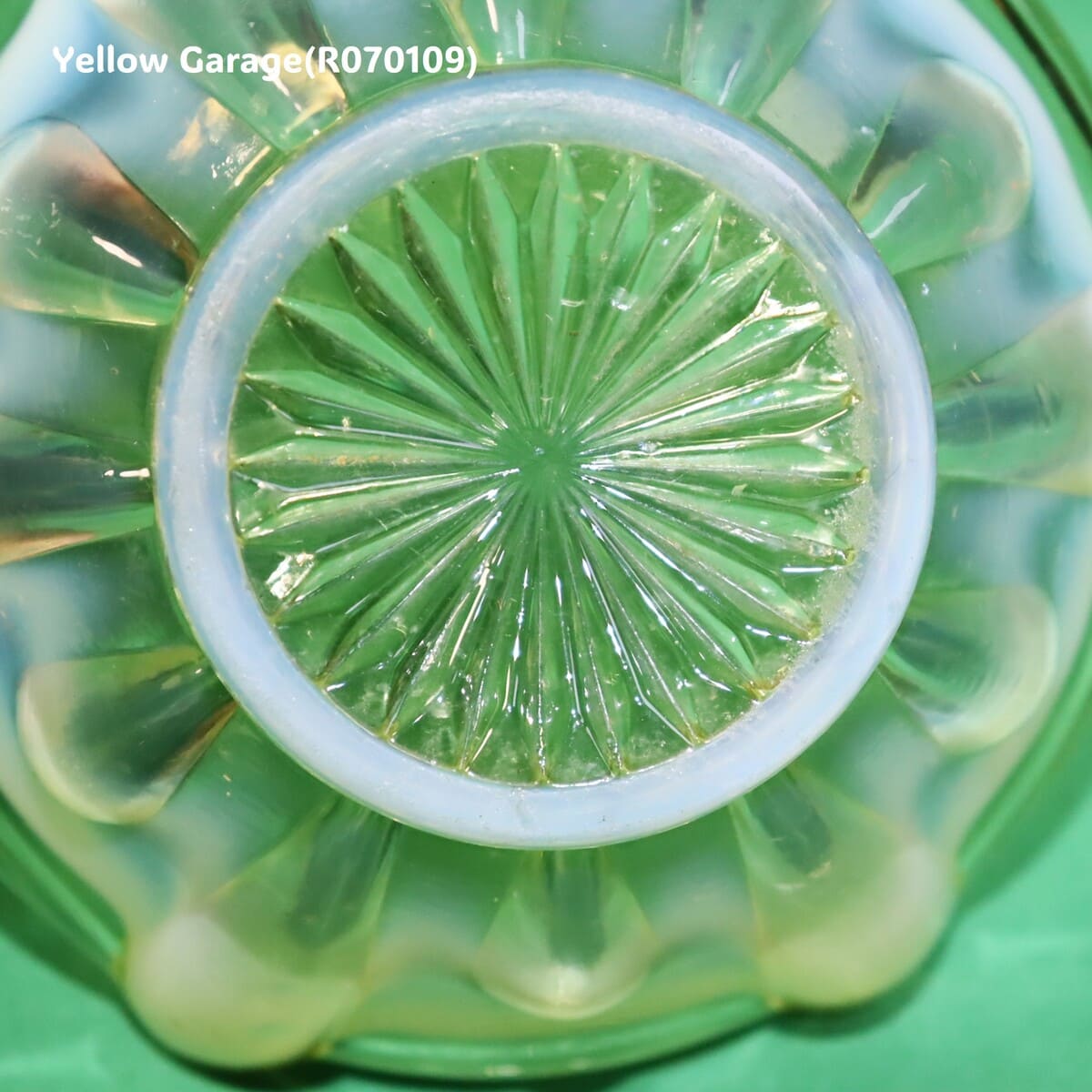 ヴァセリンガラスのクラウンボウル（推定1900年代初頭・イギリス製）