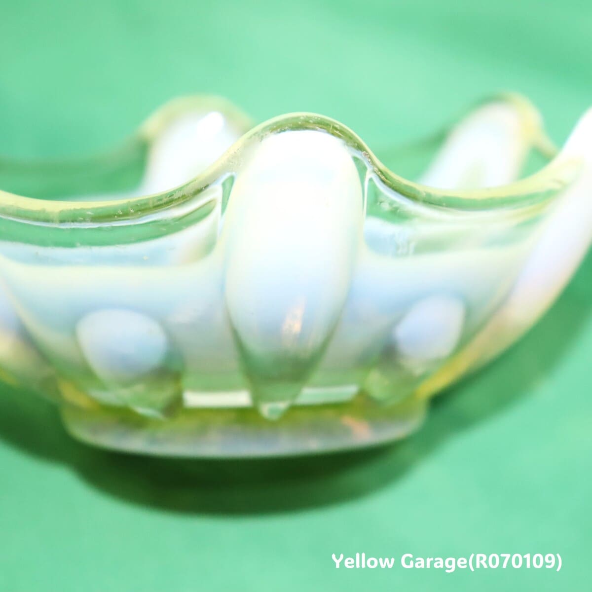 ヴァセリンガラスのクラウンボウル（推定1900年代初頭・イギリス製）