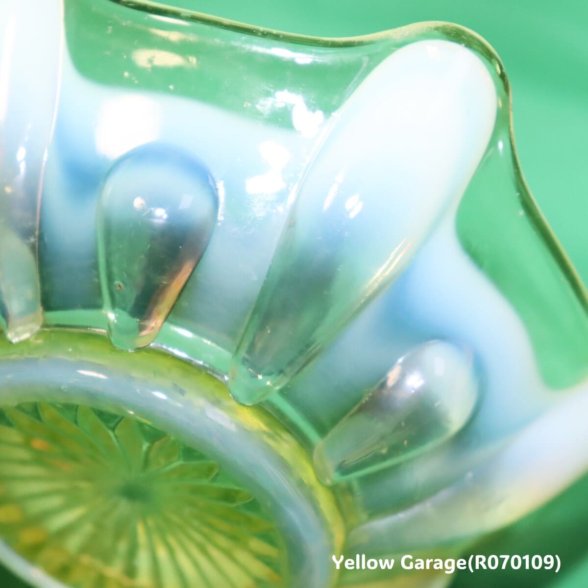 ヴァセリンガラスのクラウンボウル（推定1900年代初頭・イギリス製）