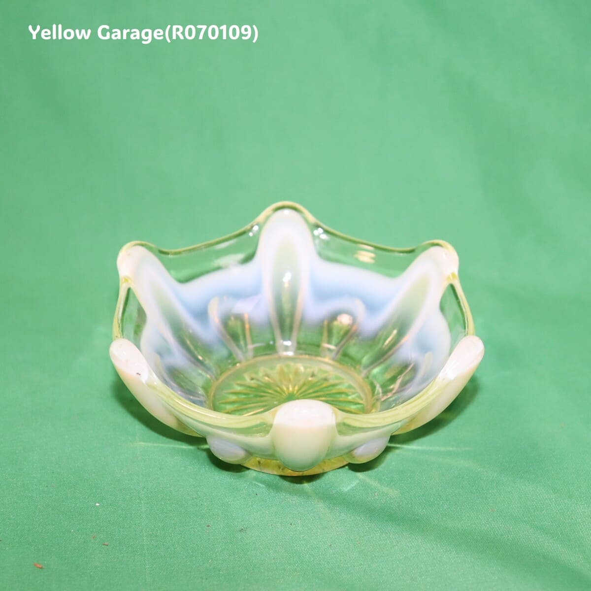 ヴァセリンガラスのクラウンボウル（推定1900年代初頭・イギリス製）