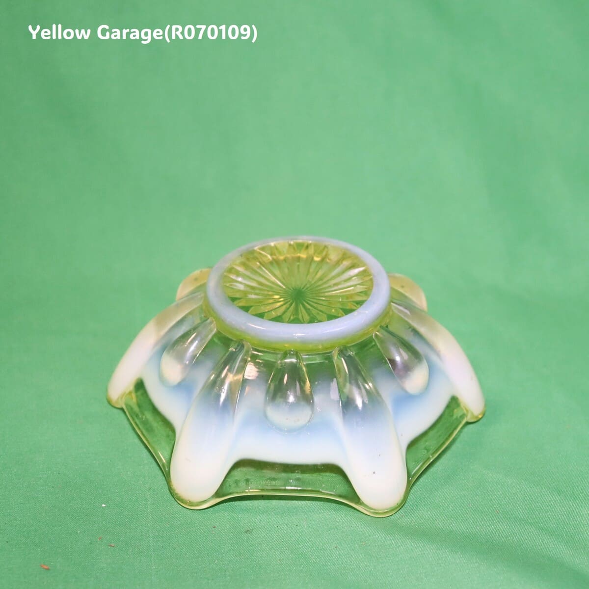 厚手のヴァセリンガラスで作られたアンティークの小鉢