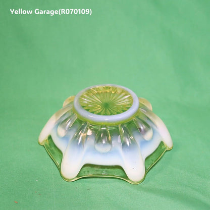 厚手のヴァセリンガラスで作られたアンティークの小鉢