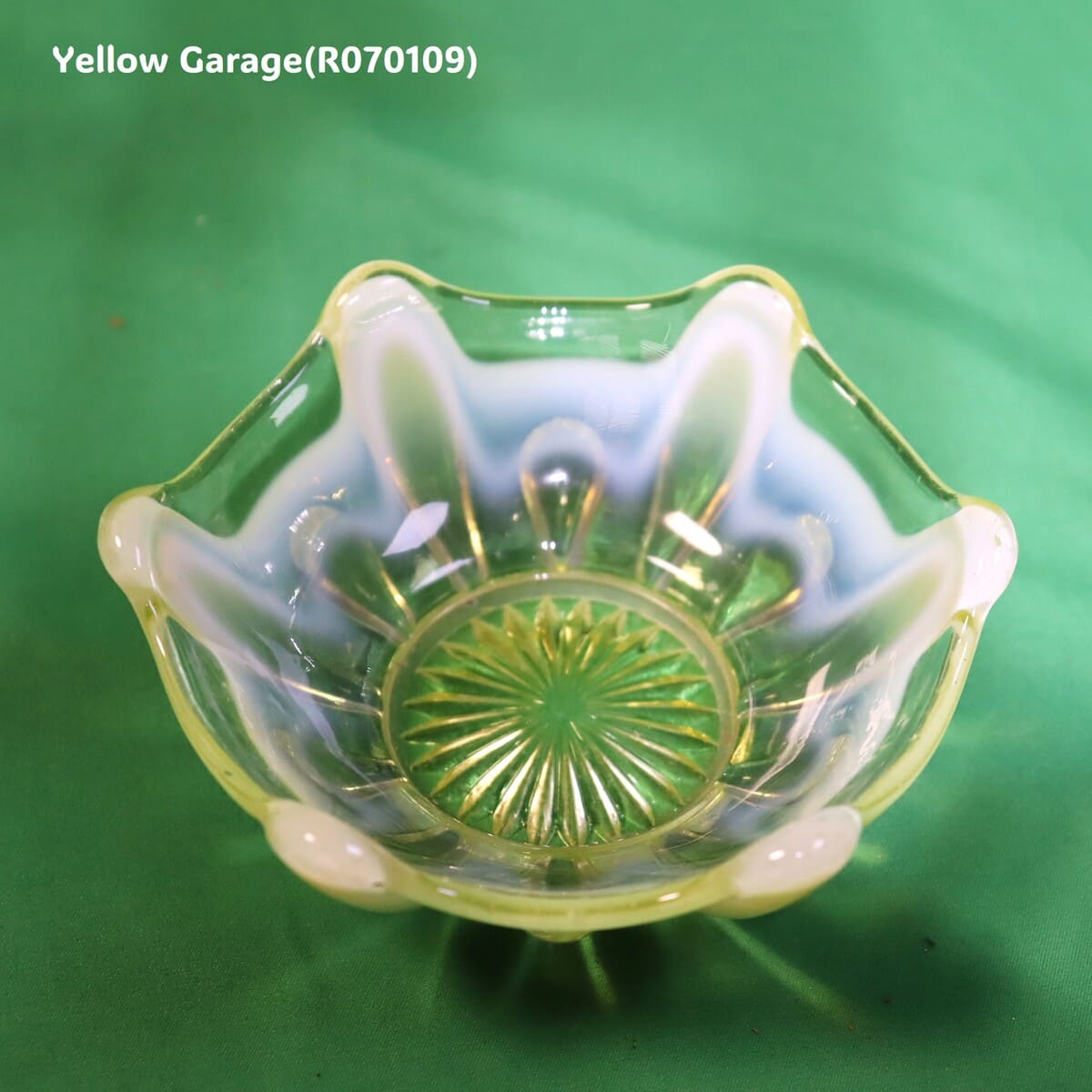 ヴァセリンガラスのクラウンボウル（推定1900年代初頭・イギリス製）