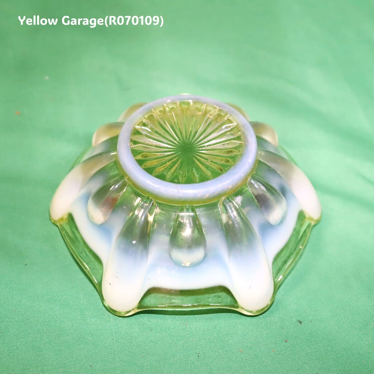 ヴァセリンガラスのクラウンボウル（推定1900年代初頭・イギリス製）