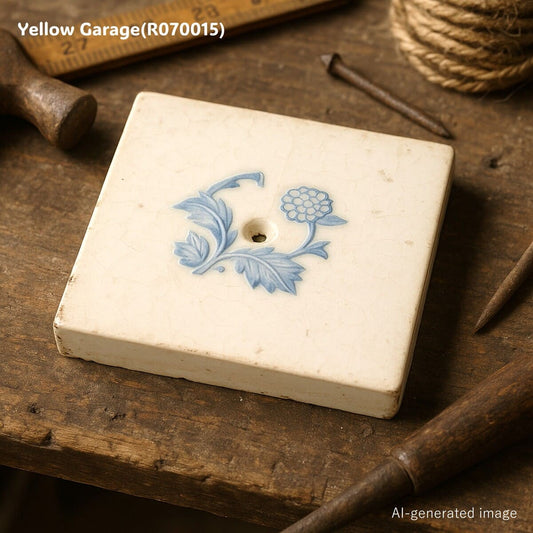 白地に青の植物文様が描かれた上品なデザインで、クラシカルな雰囲気