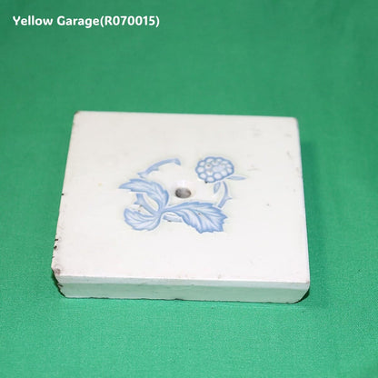 白地に青の植物文様が描かれた上品なデザインで、クラシカルな雰囲気