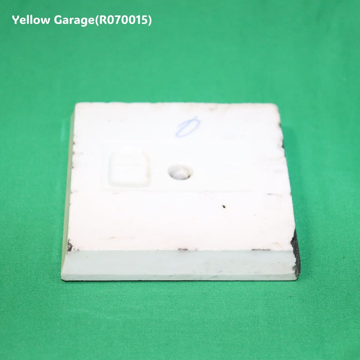 白地に青の植物文様が描かれた上品なデザインで、クラシカルな雰囲気