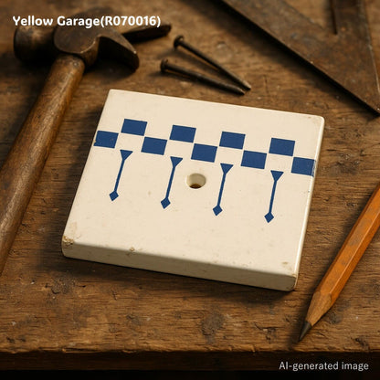 一辺が約85mmの小ぶりなサイズで、白地に深い藍色の幾何学模様（チェッカーボードと縦の矢のようなライン）が描かれています。