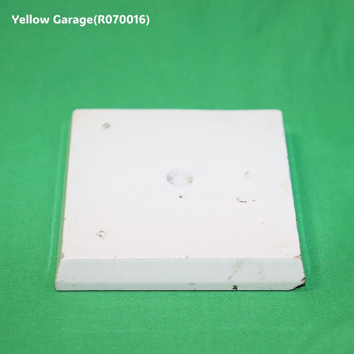 一辺が約85mmの小ぶりなサイズで、白地に深い藍色の幾何学模様（チェッカーボードと縦の矢のようなライン）が描かれています。