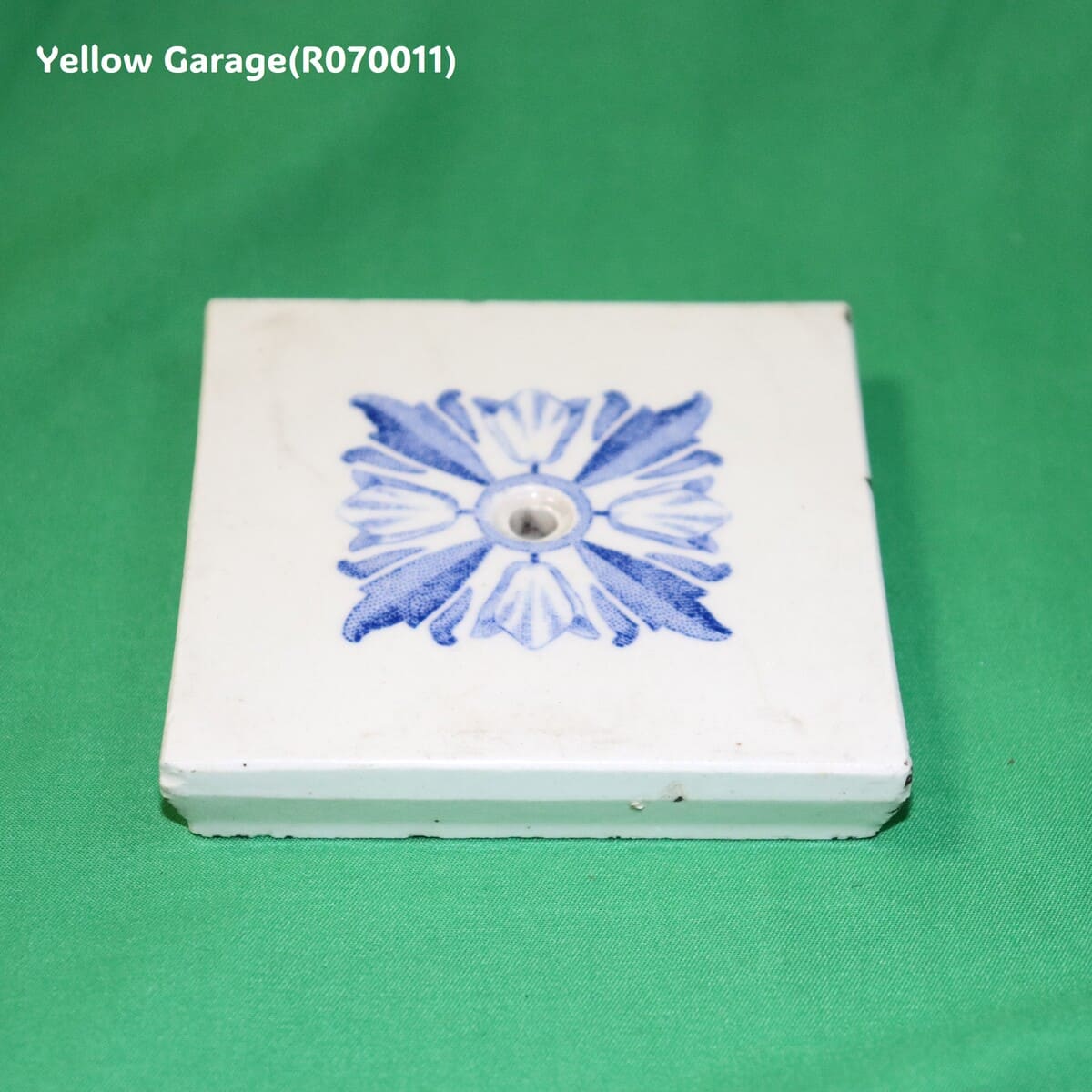 小さな中に宿る芸術｜青と白が織りなすアンティークタイル – ADHOCストアー