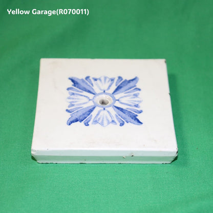 一辺約85mmの小ぶりなアンティークタイル