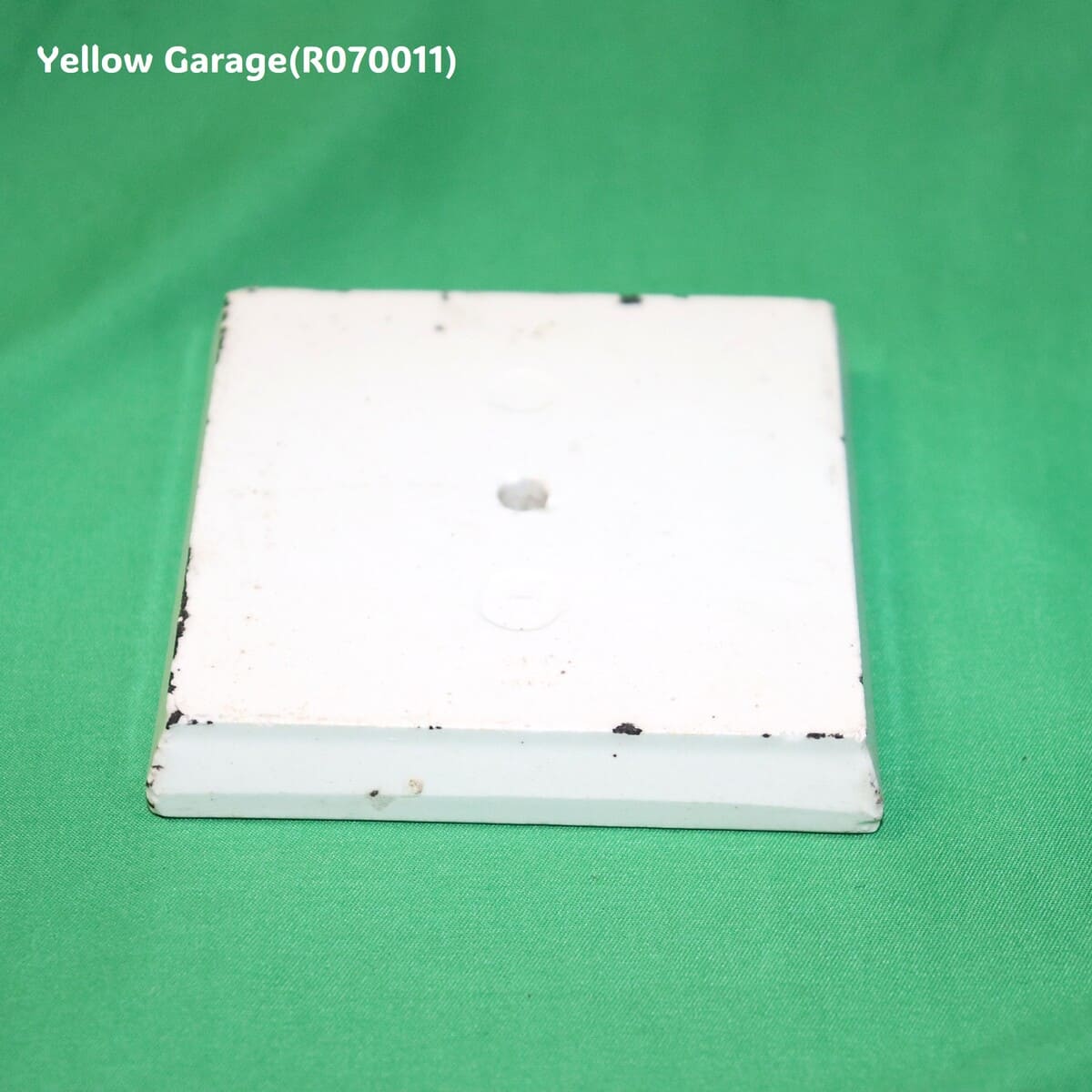 一辺約85mmの小ぶりなアンティークタイル