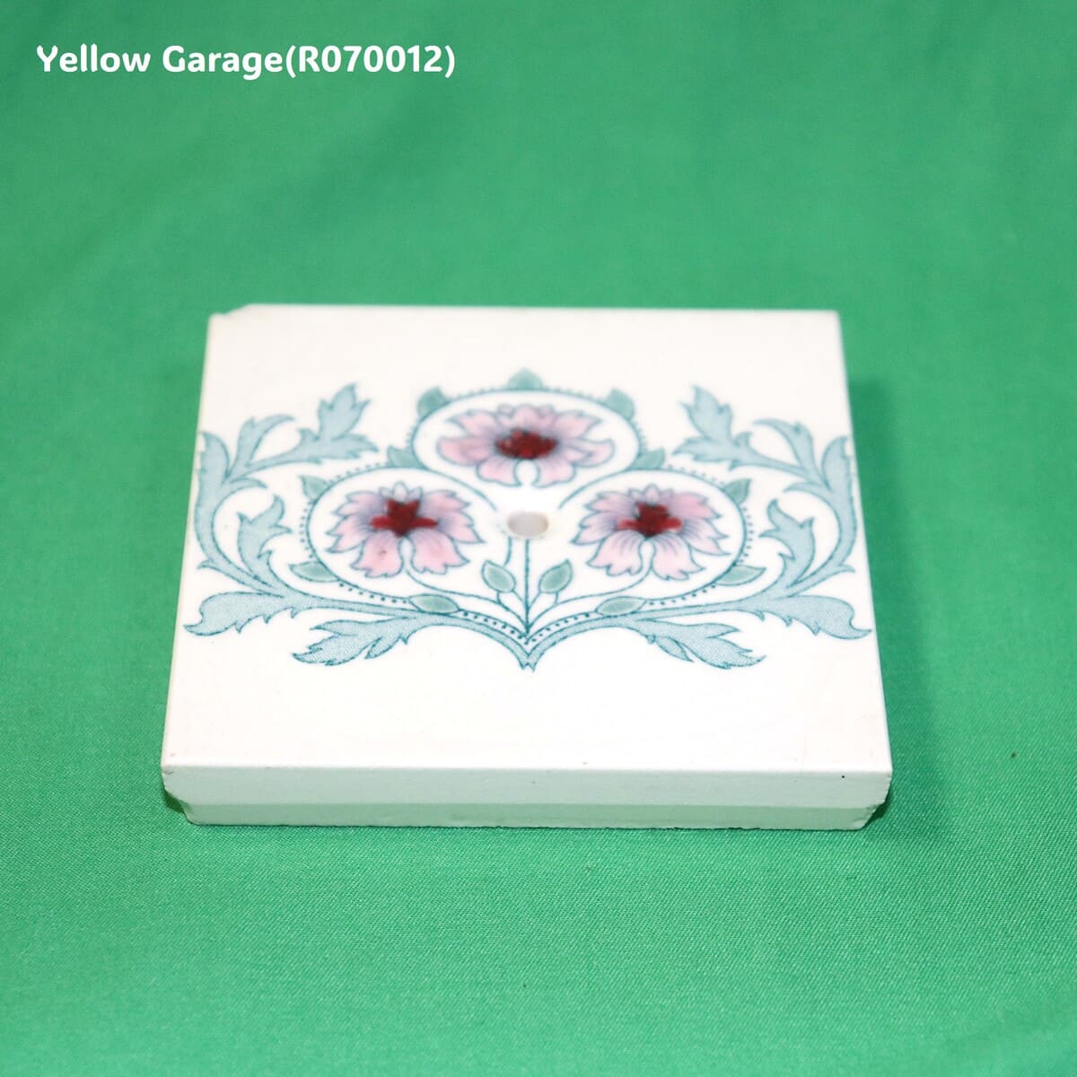 繊細なピンクの花と青緑の葉が美しく描かれたアンティークの装飾タイル