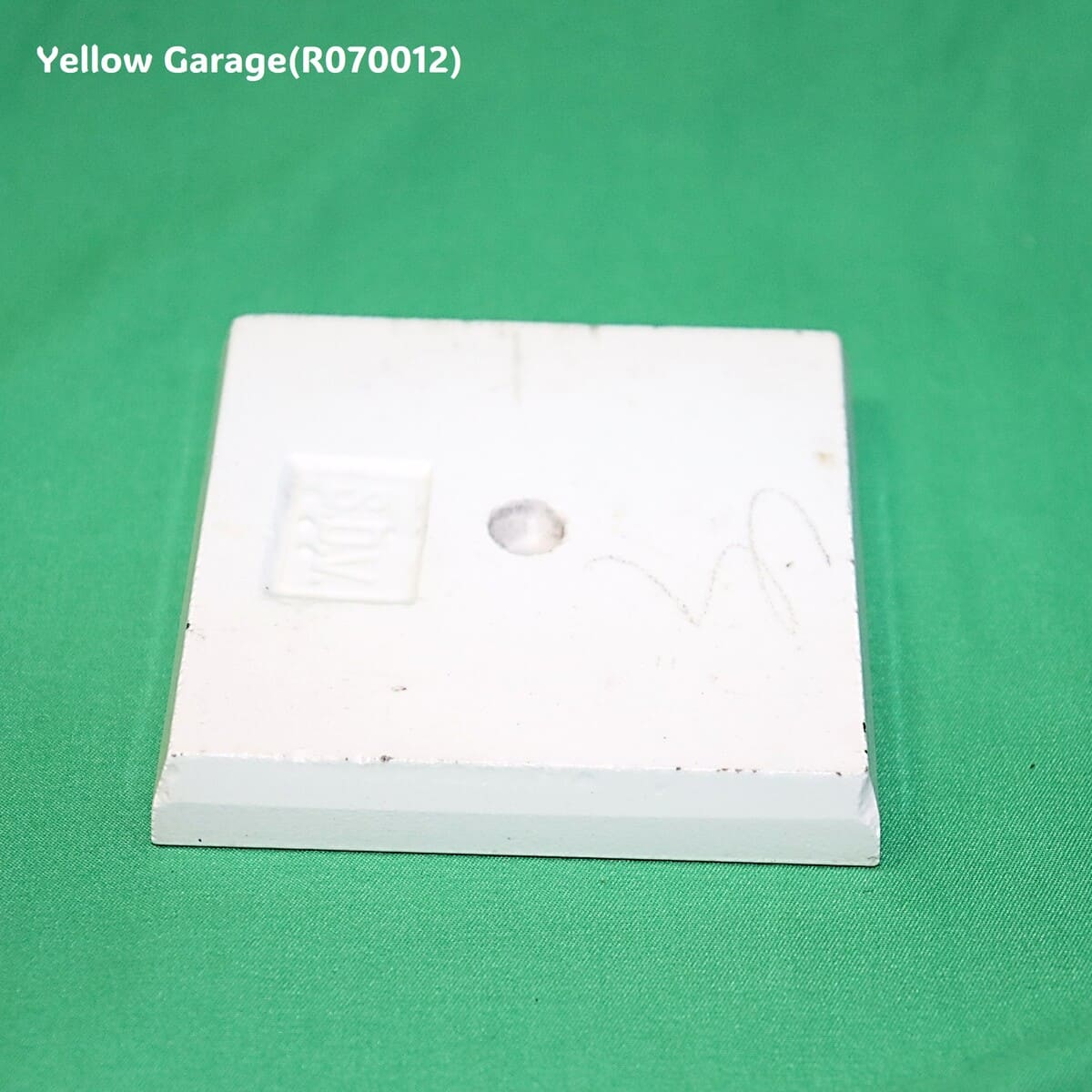 繊細なピンクの花と青緑の葉が美しく描かれたアンティークの装飾タイル