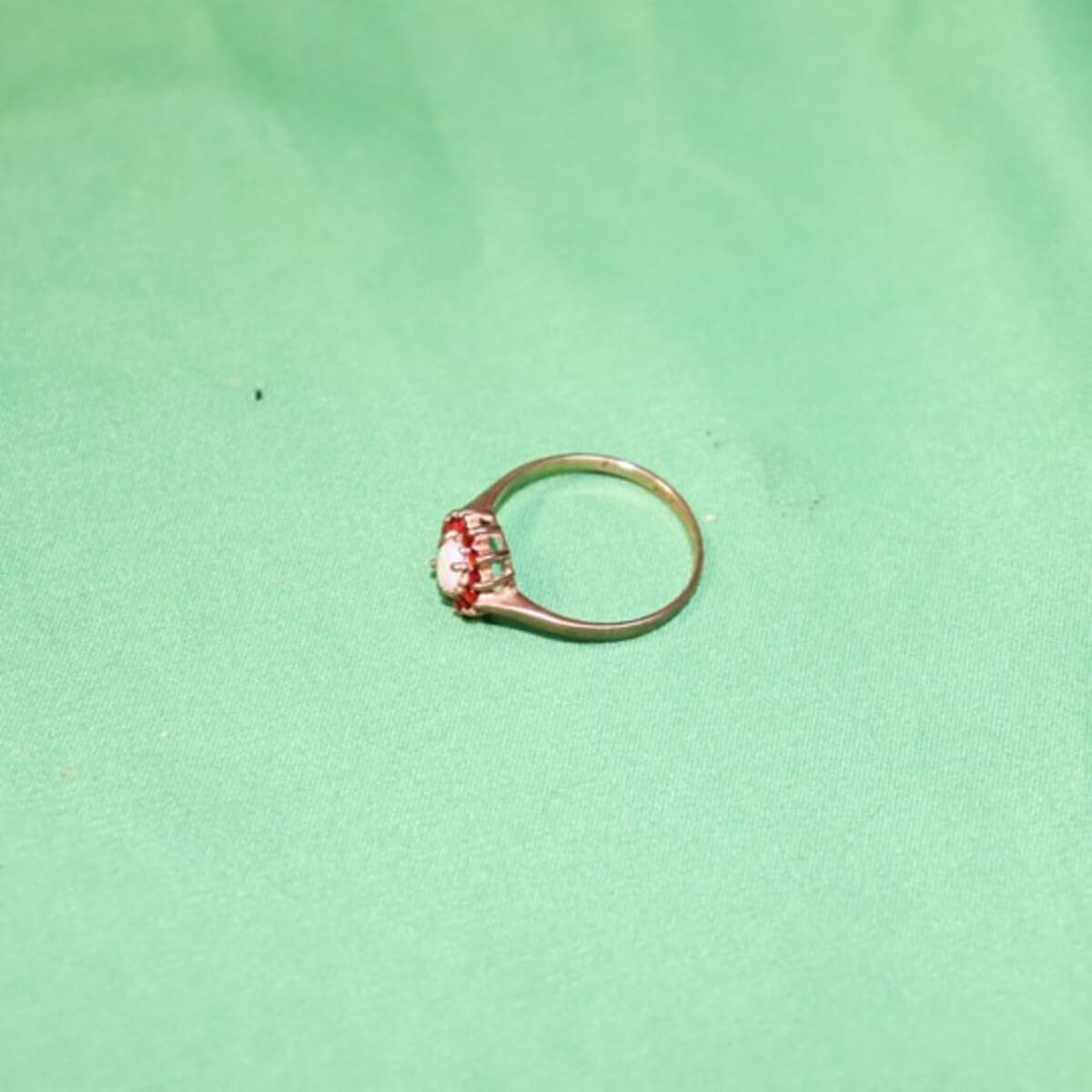 イギリス製ヴィンテージリング オーストラリア産オパール＆ルビー（K9ゴールド・1970年代・Birmingham刻印） 専用ケース付き