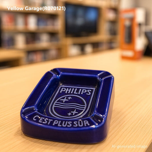 オランダの電機メーカーPHILIPS（フィリップス）のロゴとスローガン「C'EST PLUS SÛR（それはより安全）」が刻まれた深い青の美しい陶器製灰皿＿AI