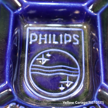 オランダの電機メーカーPHILIPS（フィリップス）のロゴとスローガン「C'EST PLUS SÛR（それはより安全）」が刻まれた深い青の美しい陶器製灰皿＿超アップ