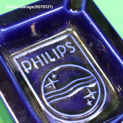 オランダの電機メーカーPHILIPS（フィリップス）のロゴとスローガン「C'EST PLUS SÛR（それはより安全）」が刻まれた深い青の美しい陶器製灰皿＿斜め兆アップ